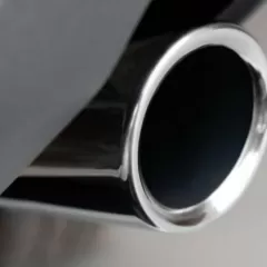 ¿Por qué el tubo de escape de tu coche huele a amoníaco?