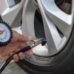 ¿Cómo actuar ante la luz de presión de neumático intermitente?