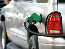 ¿Qué sucede si llenas demasiado el tanque de gasolina de tu coche?