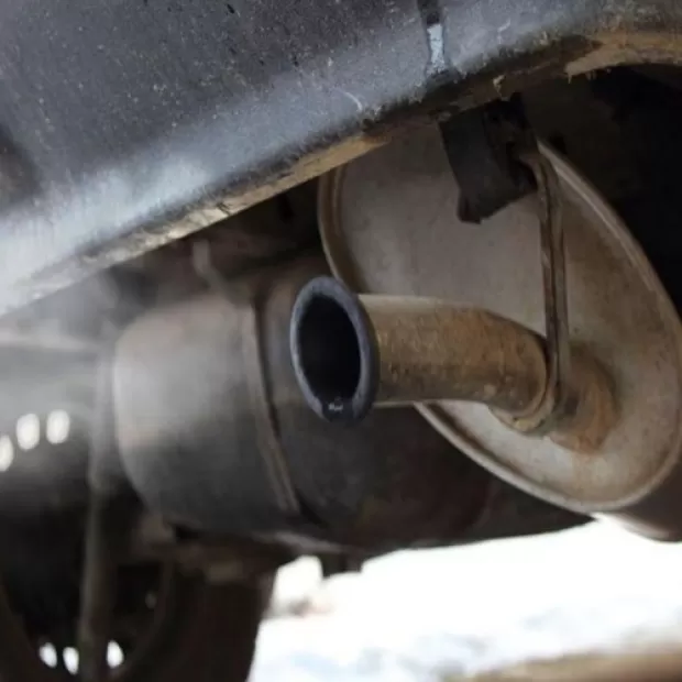 3 razones por las que el tubo de escape de tu coche huele a amoníaco