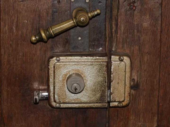cerradero puerta aluminio