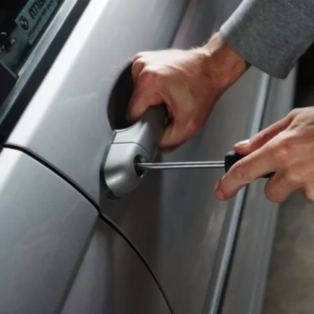 Cómo abrir tu coche con las llaves dentro