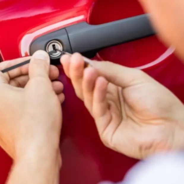 Cómo abrir tu coche con las llaves dentro