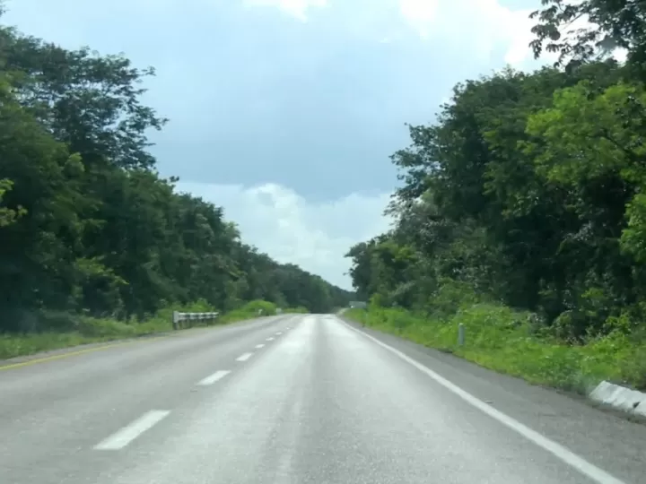 distancia de merida a cancun por autopista