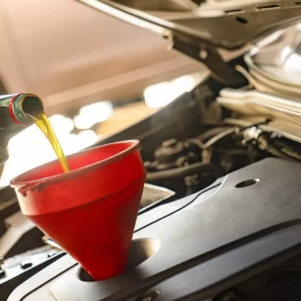 ¿Qué sucede si pones demasiado aceite en tu auto? Síntomas y qué hacer