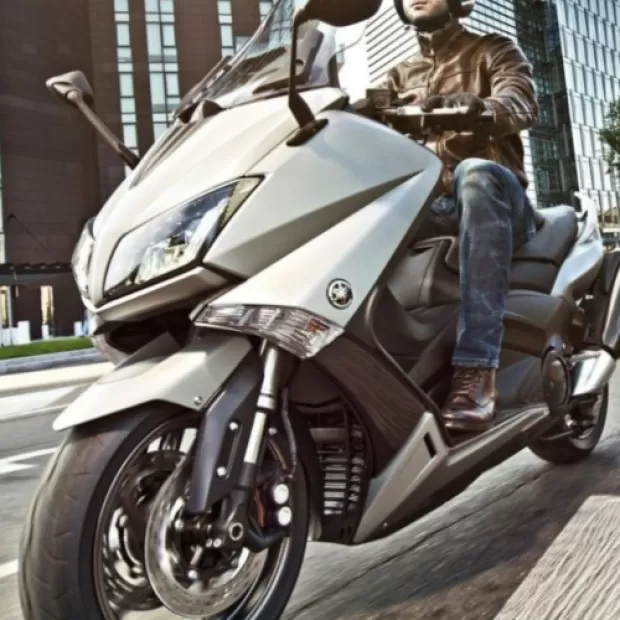 Renting el TMAX Yamaha: El scooter perfecto para tus viajes